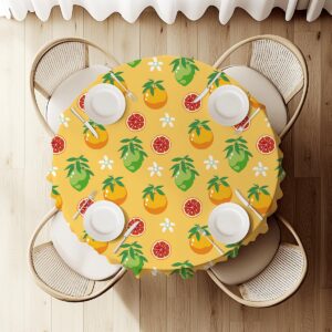 widok z góry na stół przykryty okrągłym obrusem z cytrusowym wzorem i nakryciami