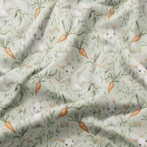 detal tkaniny z bliska pokazujący akwarelowe zajączki i pomarańczowe marchewki