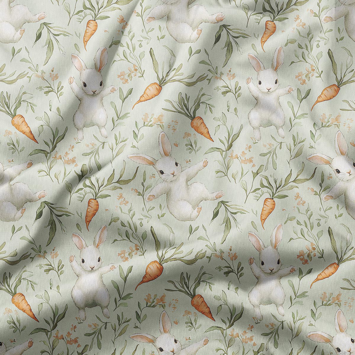 detal tkaniny z bliska pokazujący akwarelowe zajączki i pomarańczowe marchewki