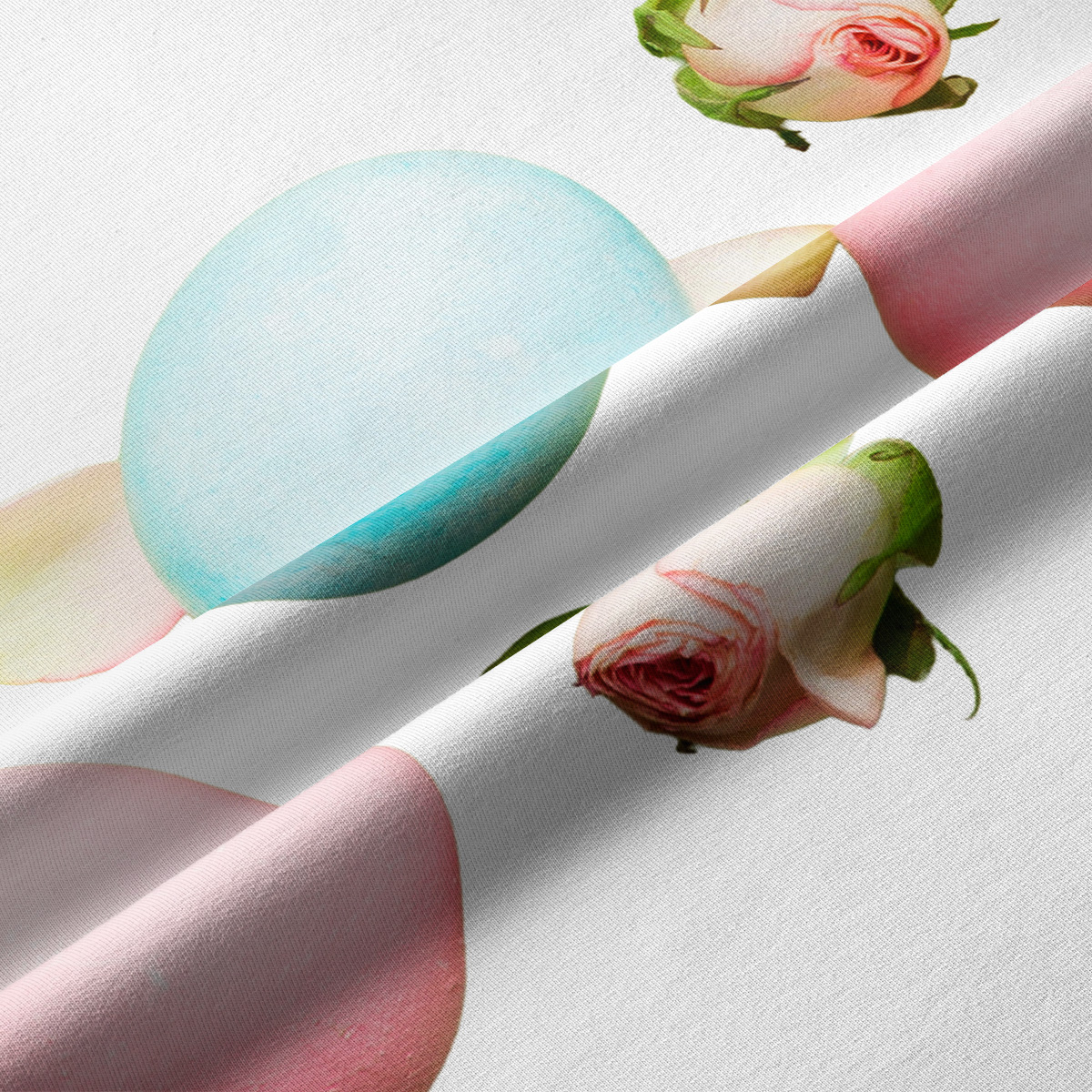 zbliżenie tkaniny z nadrukiem błękitnej pisanki i różowego pąka róży, widoczna struktura materiału