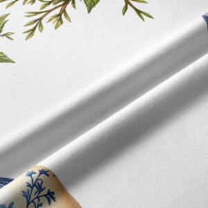 zbliżenie faktury tkaniny bieżnika i detal niebieskiego wzoru porcelanowej pisanki przy brzegu