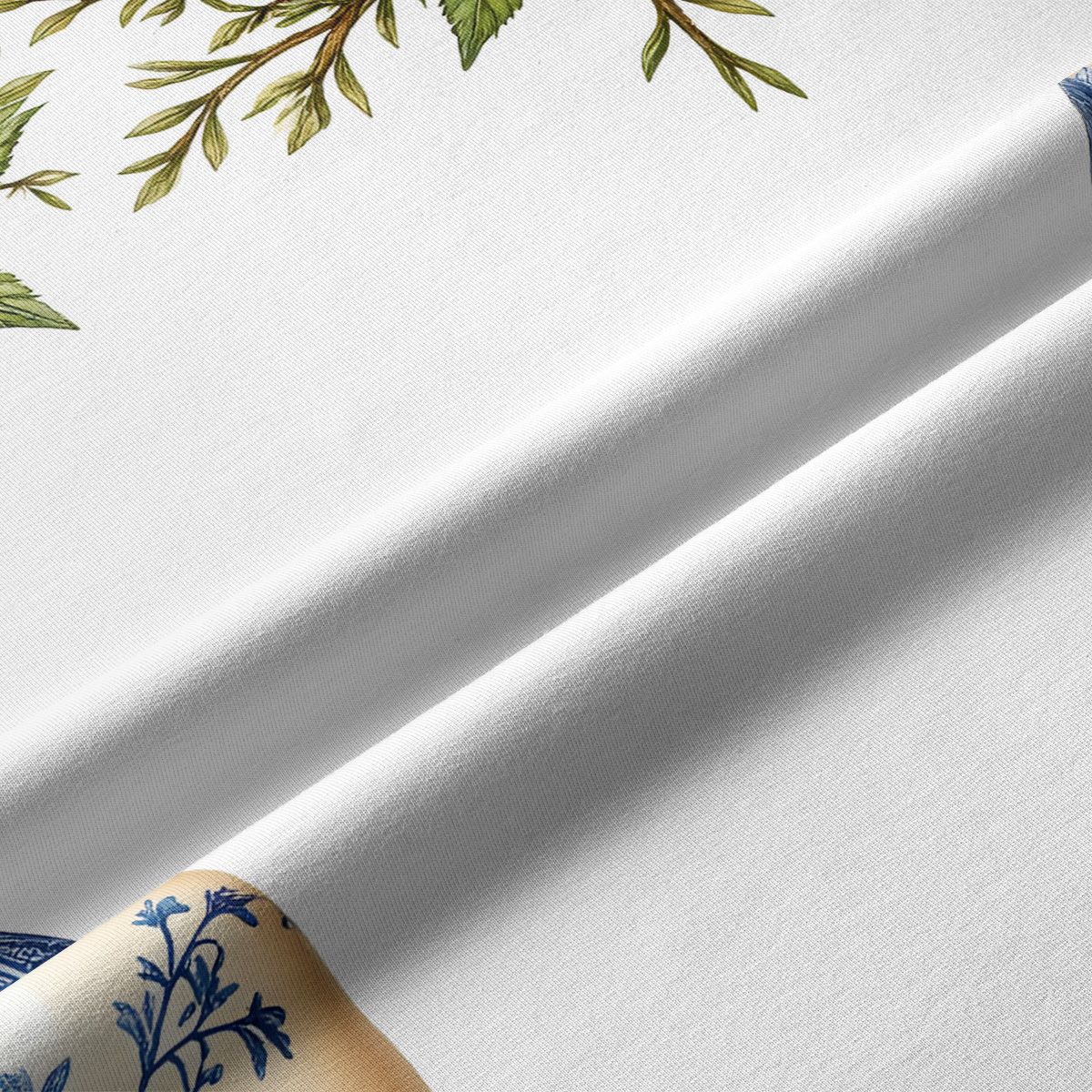 zbliżenie faktury tkaniny bieżnika i detal niebieskiego wzoru porcelanowej pisanki przy brzegu