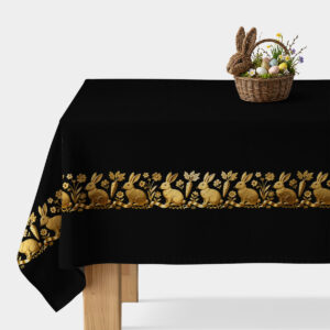 czarny obrus z bordiurem złotych zajączków i marchewek na stole, widok ogólny