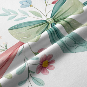 Zbliżenie na detale nadruku: pastelowa kokarda, liście i drobne kwiaty na tkaninie