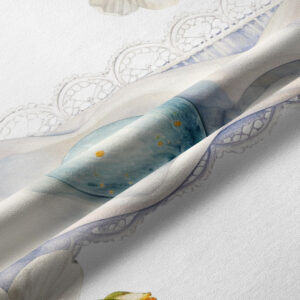 Zbliżenie tkaniny pokazujące akwarelową pisankę i delikatny koronkowy wzór na plamoodpornej tkaninie