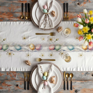 Aranżacja stołu z bieżnikiem, talerzami, pastelowymi pisankami i bukietem tulipanów w stylowej, świątecznej oprawie
