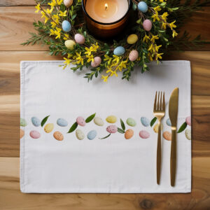 Aranżacja świątecznego stołu ze świecami i dekoracją, podkładka z motywem pisanek