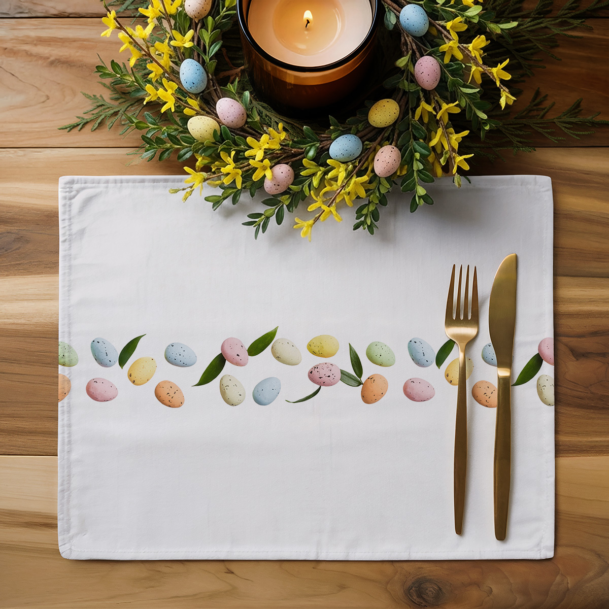 Aranżacja świątecznego stołu ze świecami i dekoracją, podkładka z motywem pisanek