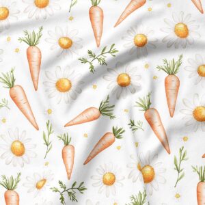 detal materiału z akwarelowymi marchewkami i białymi stokrotkami