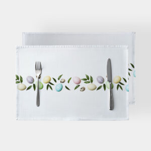 Główne ujęcie białej podkładki z pasem pastelowych pisanek i zielonych listków