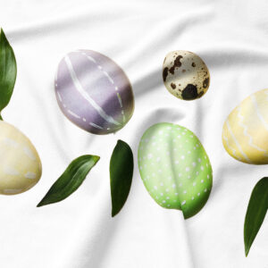 Zbliżenie na malowane pastelowe pisanki i listki widoczne na tkaninie podkładki