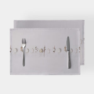 górne ujęcie podkładek na stół z motywem zajączków i pisanek oraz widocznymi sztućcami