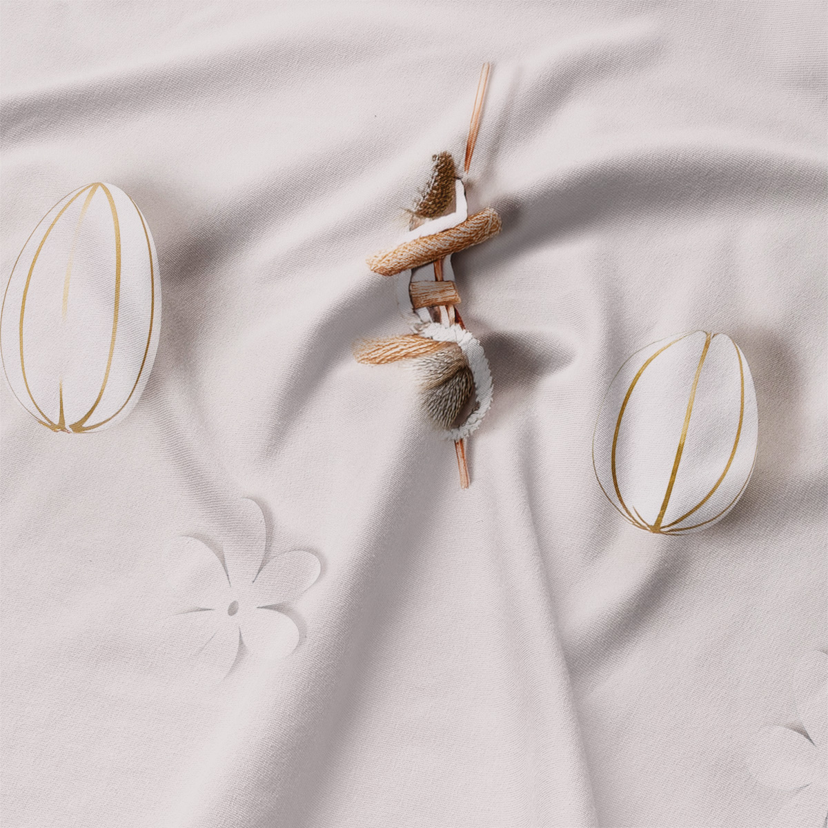 zbliżenie na nadruk pisanki i bazie oraz fakturę miękkiej tkaniny