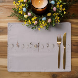 aranżacja stołu z podkładką, złotymi sztućcami i świątecznym wieńcem z pisankami
