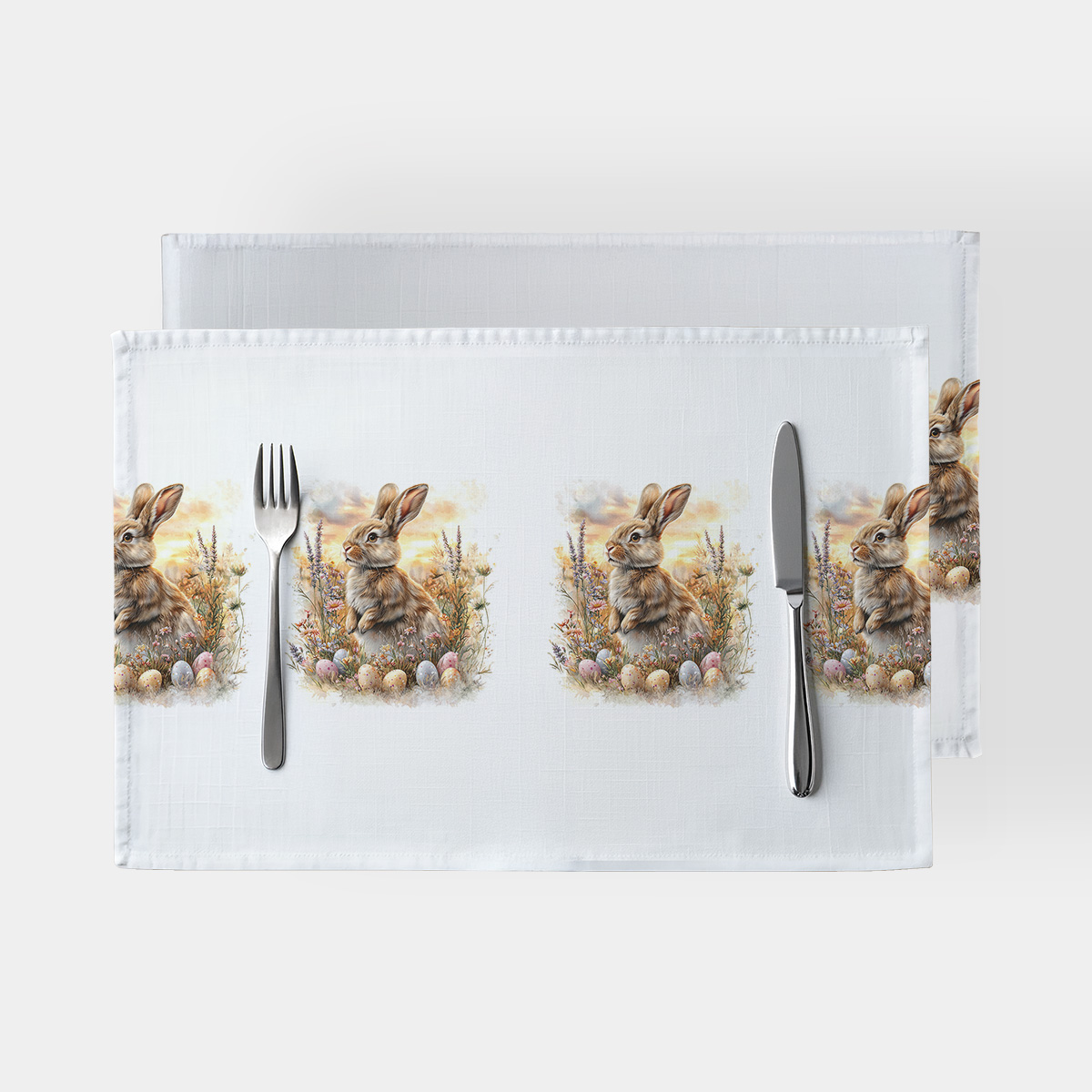 główne ujęcie dwóch białych podkładek z rzędem zajączków i pisankami