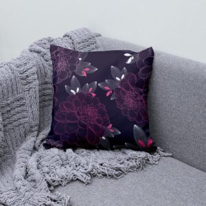 Aranżacja na kanapie z poduszką dekoracyjną w granatowo-różowej kolorystyce