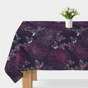 Obrus z granatowym tłem i dużymi konturowymi różowymi kwiatami, ujęcie główne