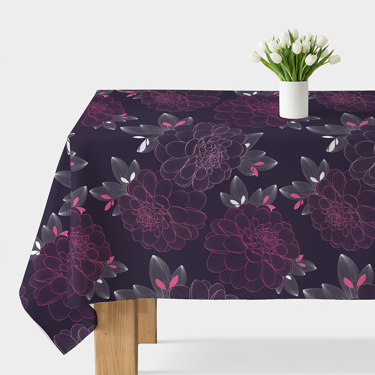 Obrus z granatowym tłem i dużymi konturowymi różowymi kwiatami, ujęcie główne