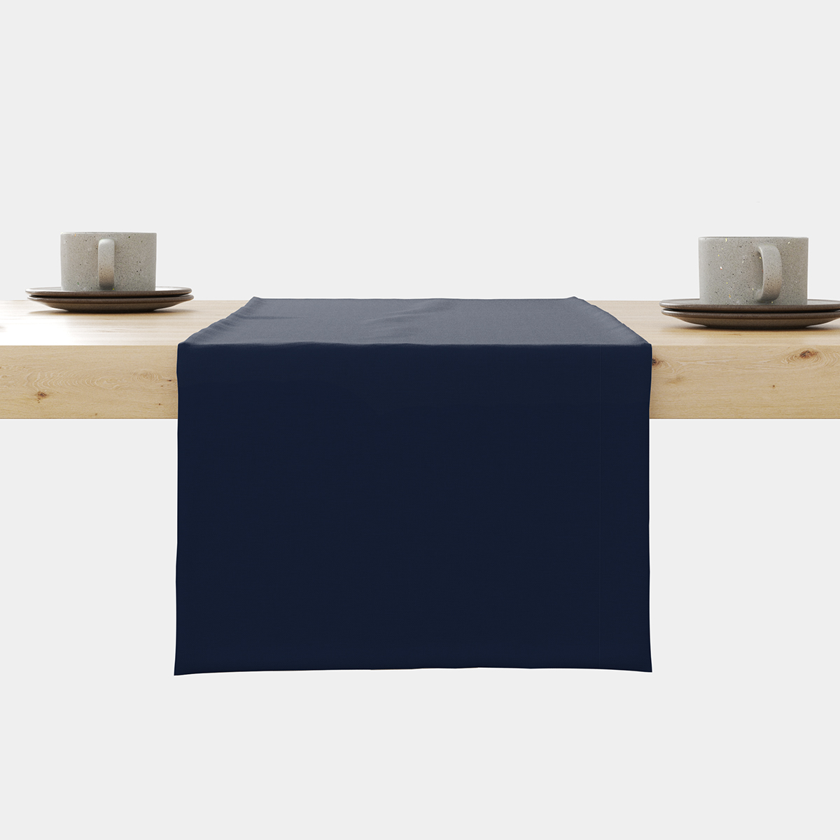 Gładki granatowy bieżnik na drewnianym stole, widok z przodu