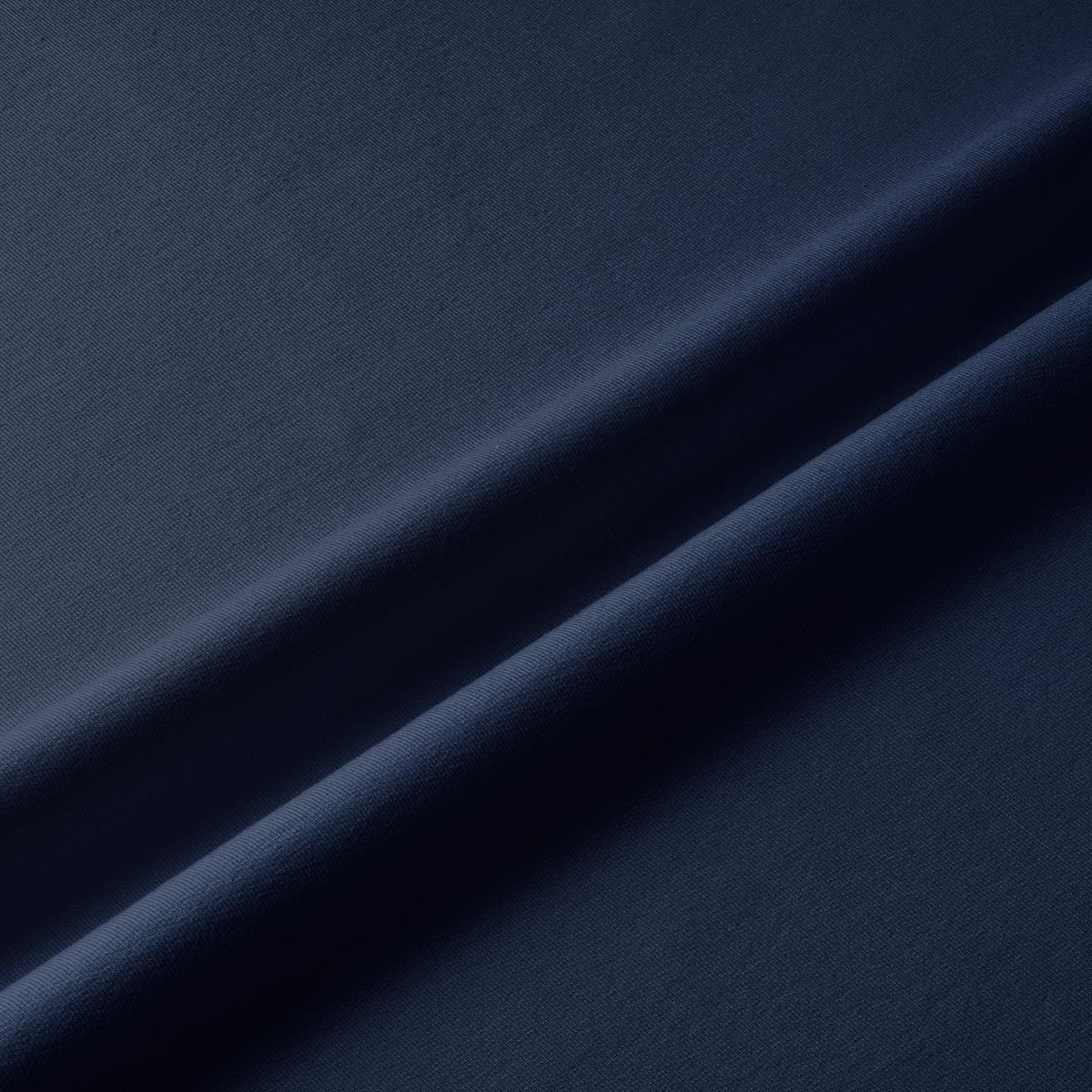 Zbliżenie na fakturę gładkiej granatowej tkaniny bieżnika