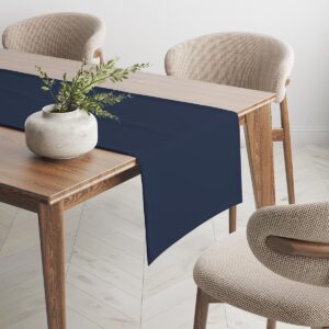 Bieżnik rozłożony na stole w eleganckim wnętrzu z krzesłami i wazonem