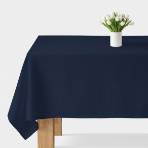 granatowy gładki obrus widok frontalny na stole z białym wazonem tulipanów