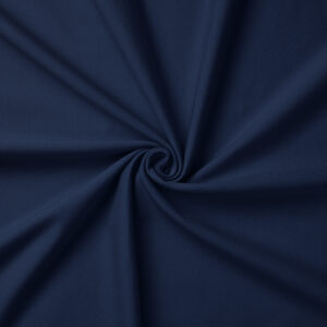 zbliżenie tkaniny obrusu ukazujące gładką fakturę i delikatne fałdy