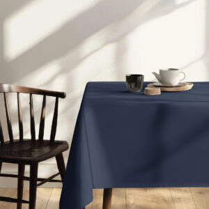 użycie obrusu przy oknie z filiżanką i naturalnym światłem tworzącym atmosferę