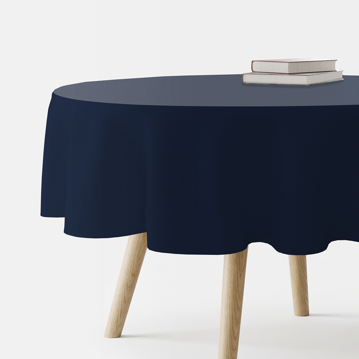 gładki granatowy obrus okrągły na stole z drewnianymi nogami z ujęciem zbliżeniowym