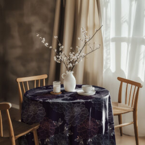 Aranżacja stołu z obrusem, wazonem z gałązkami i nastrojowym światłem