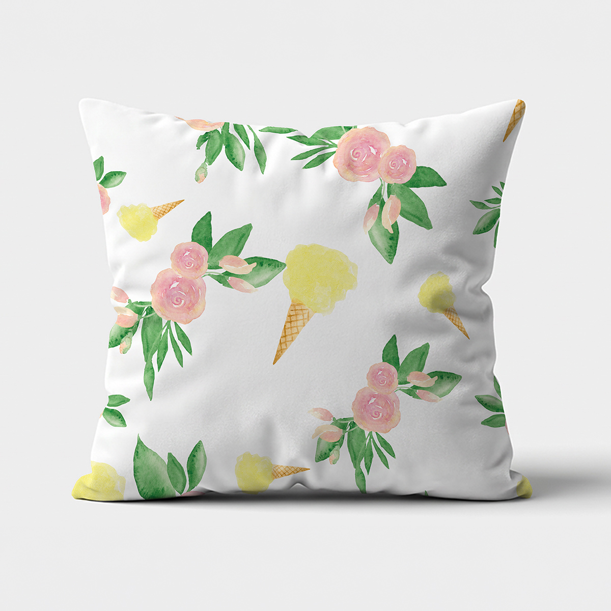 Poduszka dekoracyjna z akwarelowymi różami i żółtymi rożkami lodów na białym tle, widok z przodu