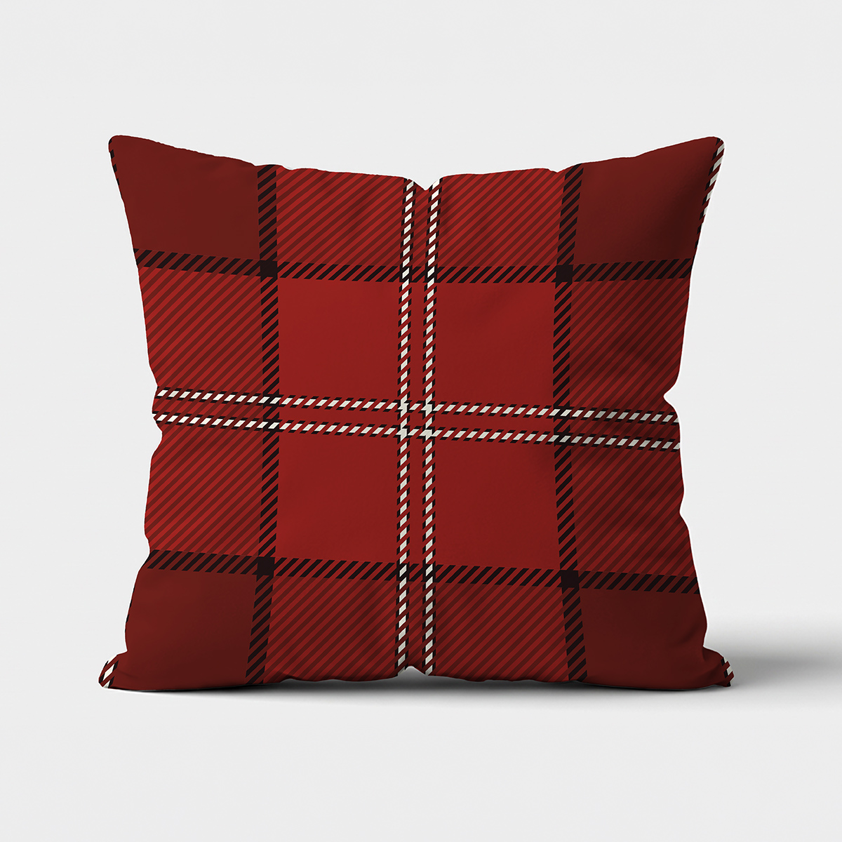 Poduszka dekoracyjna w czerwonej kracie na białym tle, widok z przodu