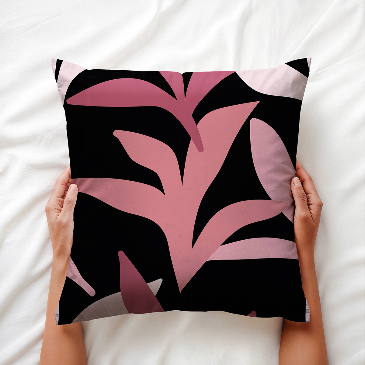 widok poduszki trzymanej w dłoniach pokazujący kontrastowe liście i fakturę materiału