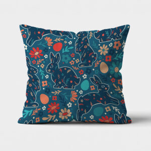 Frontalne ujęcie poduszki z granatowym tłem i wzorem z zajączków oraz kolorowych kwiatów