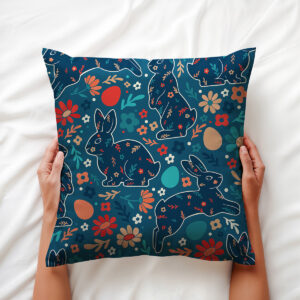 Poduszka trzymana w dłoniach, widoczne detale wzoru i nasycone kolory