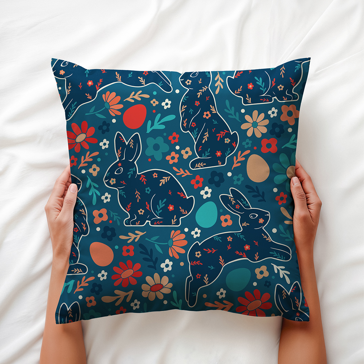 Poduszka trzymana w dłoniach, widoczne detale wzoru i nasycone kolory