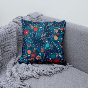 Dekoracyjna poduszka ułożona na kanapie obok koca, wiosenny akcent wnętrza