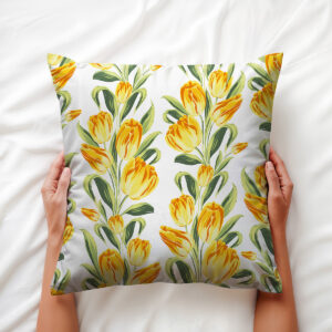 Poduszka trzymana w dłoniach, widoczny detal tulipanowego wzoru