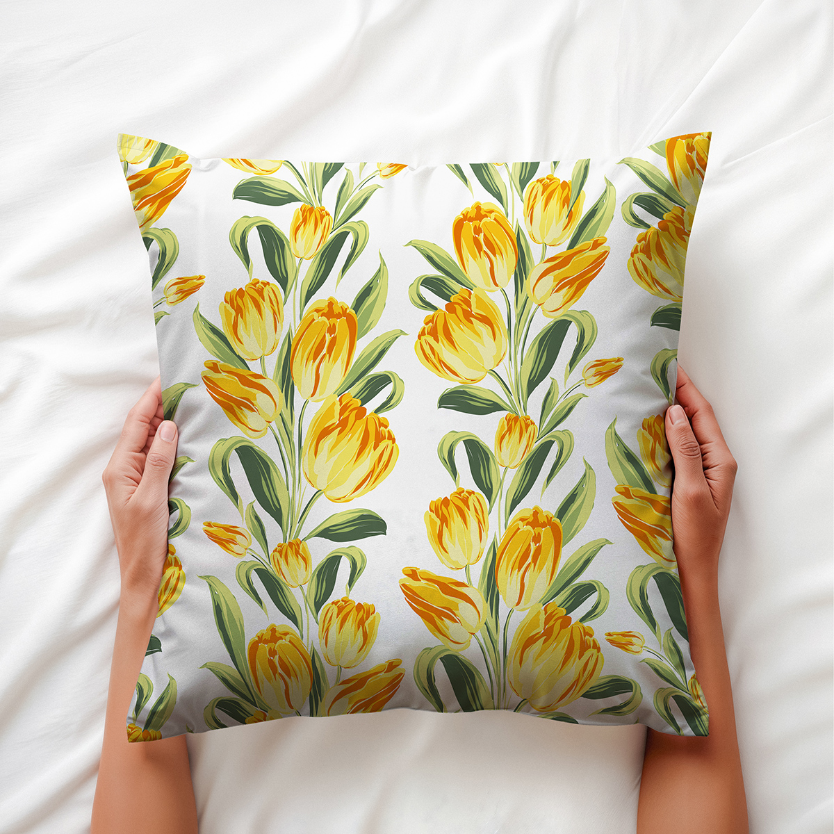 Poduszka trzymana w dłoniach, widoczny detal tulipanowego wzoru