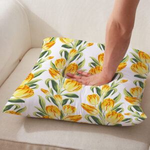 Zbliżenie na miękkość i sprężystość wypełnienia poduszki z żółtymi tulipanami