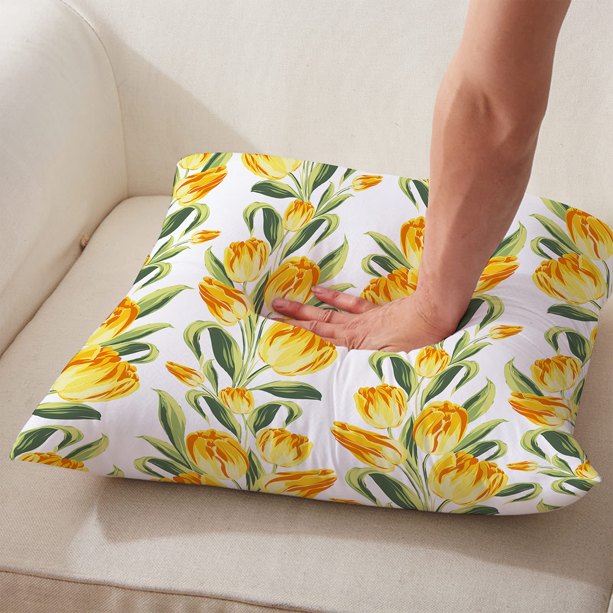 Zbliżenie na miękkość i sprężystość wypełnienia poduszki z żółtymi tulipanami