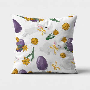 Poszewka na poduszkę z motywem białych zajączków, fioletowych pisanek i żółtych tulipanów na jasnym tle