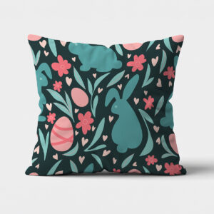 Główne ujęcie poduszki z motywem zajączków, pisanek i drobnych kwiatów na ciemnym tle