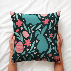 Widok z góry: trzymana poduszka z widocznym zajączkiem i ozdobną pisanką