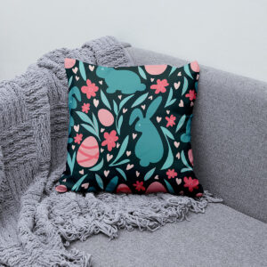 Poduszka ułożona na kanapie, dekoracyjny wzór z liśćmi, kwiatami i serduszkami