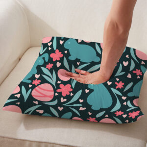 Detal dotyku poduszki pokazujący miękkość tkaniny i wyraźny nadruk zajączków