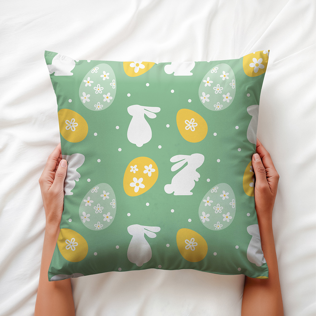 Zbliżenie na wzór z pisankami ozdobionymi drobnymi kwiatkami i rozrzuconymi kropkami