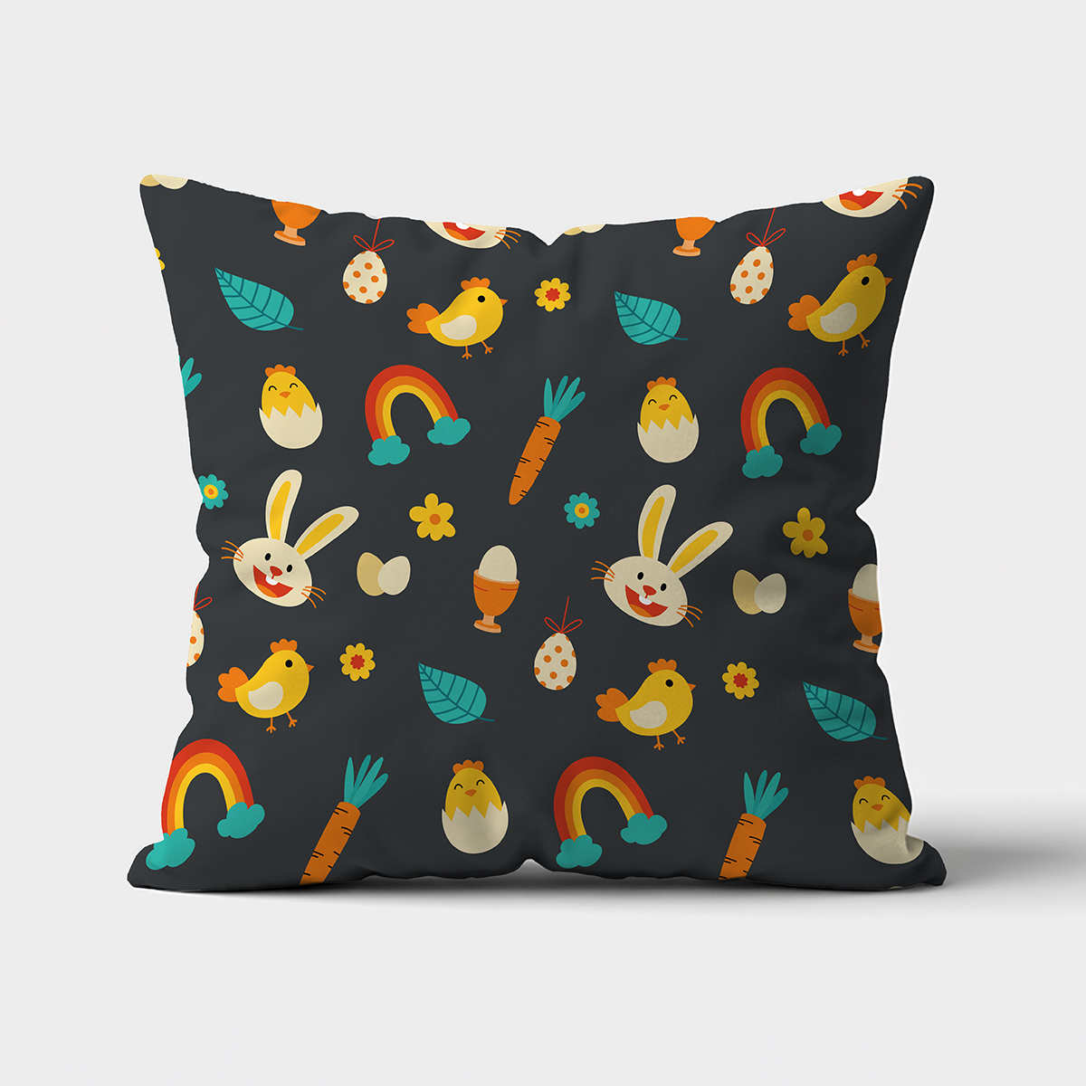 Poszewka z ciemnym tłem i rysunkowym wzorem zajączków, piskląt, pisanek i marchewek - główne ujęcie produktu