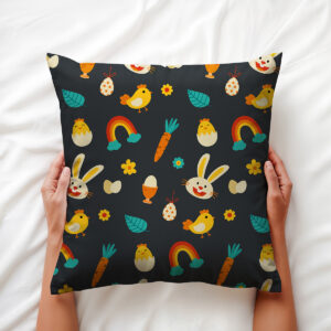 Poduszka trzymana w dłoniach z widocznym wzorem z uśmiechniętym zajączkiem i żółtym pisklęciem
