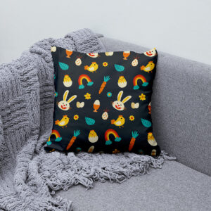 Poszewka ułożona na sofie jako wiosenna dekoracja z powtarzalnym motywem